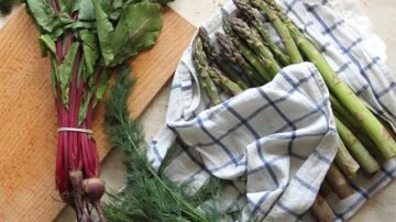 Botwinka – lekka i aromatyczna zupa z młodych buraczków