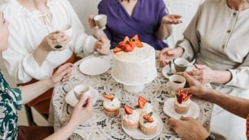 Przepis na ciasto z truskawkami – puszyste, wilgotne i pełne owocowego smaku