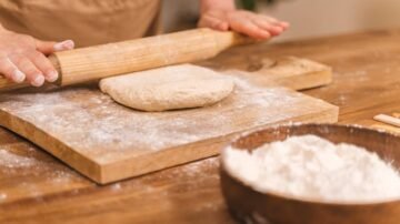 Idealne ciasto na pizzę – przepis krok po kroku
