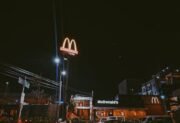 Ile zarabia się w McDonald’s? Stawki w 2025 roku