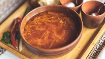 Kapuśniak – tradycyjna polska zupa z kiszonej kapusty