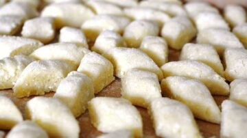 Kopytka z bułką tartą – tradycyjny, domowy przepis