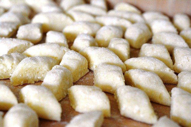 Kopytka z bułką tartą – tradycyjny, domowy przepis