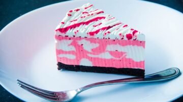 Malinowa chmurka – delikatne ciasto z malinami, kremem i bezą