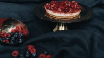 Prosty sernik bez spodu z sera z wiaderka