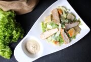 Sałatka Cezar – klasyczny przepis na lekką i aromatyczną sałatkę