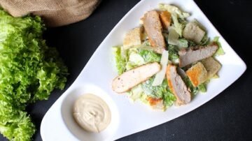 Sałatka Cezar – klasyczny przepis na lekką i aromatyczną sałatkę