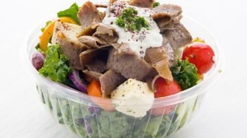 Sałatka gyros – warstwowa, kolorowa i pełna smaku