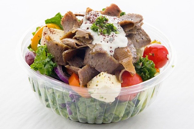 Sałatka gyros – warstwowa, kolorowa i pełna smaku