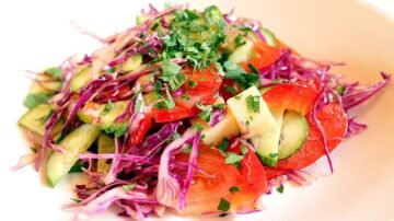 Surówka z czerwonej kapusty – chrupiąca, kolorowa i pełna smaku