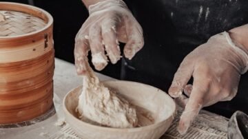 Jak zrobić idealne ciasto na pierogi ruskie – elastyczne i miękkie