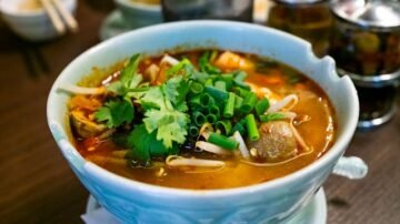 Zupa tajska – aromatyczna, pikantna i pełna egzotycznych smaków