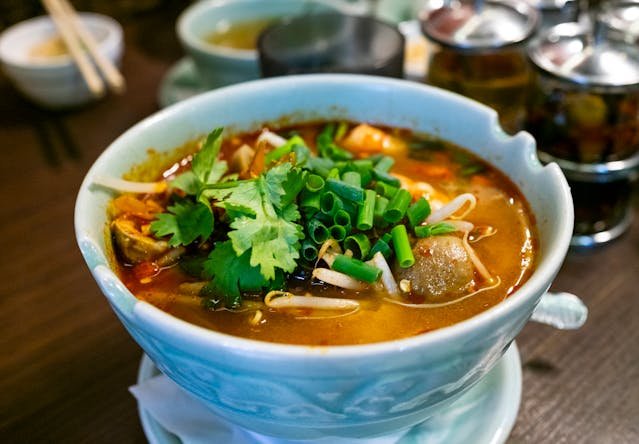 Zupa tajska – aromatyczna, pikantna i pełna egzotycznych smaków