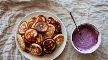 Racuchy drożdżowe – tradycyjny przepis na puszyste placki