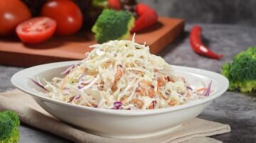 Surówka z pora, marchewki i jabłka – zdrowy dodatek do każdego posiłku