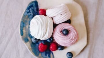 Beza Pavlova – krucha chmurka z kremem i owocami