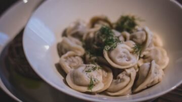 Przepis na pierogi z mięsem – klasyka kuchni domowej w najlepszym wydaniu