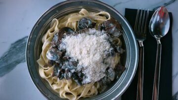 Przepis na sos beszamelowy – klasyczny, aksamitny i wszechstronny