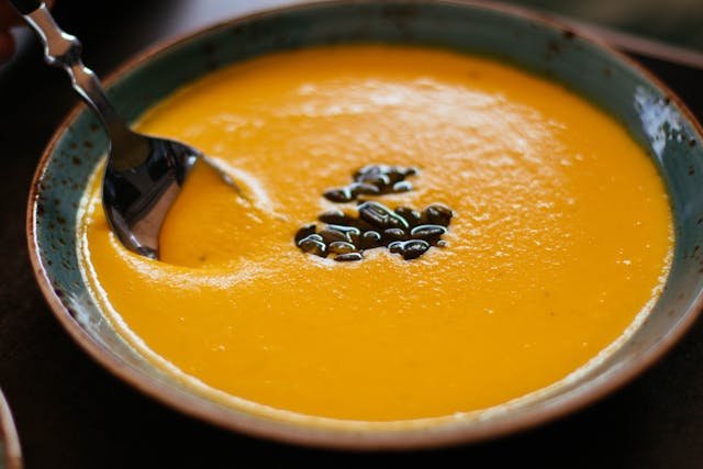 Zupa dyniowa – kremowa, aromatyczna i rozgrzewająca (przepis)