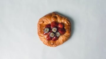 Tarta z truskawkami – kruchy spód, delikatny krem i soczyste owoce. Jak zrobić?