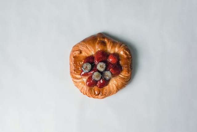 Tarta z truskawkami – kruchy spód, delikatny krem i soczyste owoce. Jak zrobić?