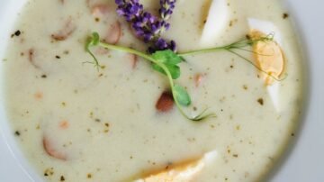 Przepis na barszcz biały na zakwasie – tradycyjna zupa z wyrazistym charakterem