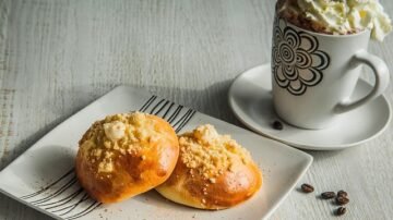 Drożdżówka za 59 zł z niespodzianką. Youtuberka znalazła robaka w poziomkach