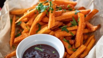 Przepis na frytki z batatów – chrupiące, słodkawe i pieczone w piekarniku