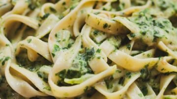 Makaron ze szpinakiem i czosnkiem – prosty przepis na szybki obiad