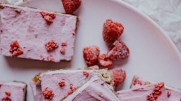 Malinowa chmurka bez pieczenia – deser lekki jak piórko, mocno owocowy i efektowny