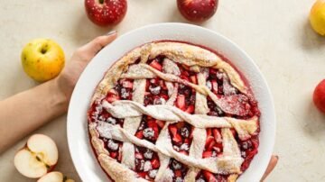 Szarlotka z budyniem – krucha, kremowa i pełna jabłek. Jak przyrządzić?