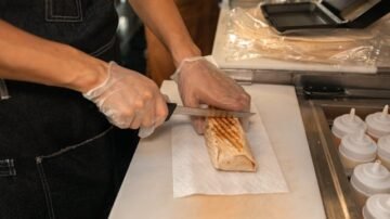 Tortilla z kurczakiem – prosty przepis na domowy wrap z warzywami