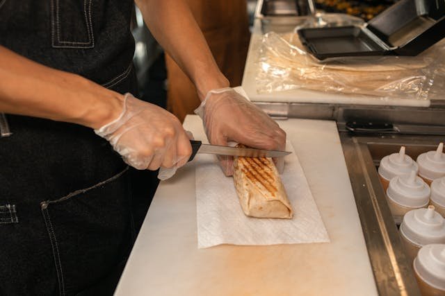 Tortilla z kurczakiem – prosty przepis na domowy wrap z warzywami