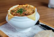 Zupa cebulowa – aromatyczna, kremowa i sycąca (przepis)