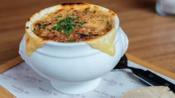 Zupa cebulowa – aromatyczna, kremowa i sycąca (przepis)