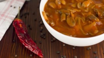 Leczo z kiełbasą i cukinią – przepis na sycące danie w domowym wydaniu