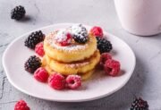 Puszyste placki jogurtowe z jagodami – prosty przepis na słodkie śniadanie