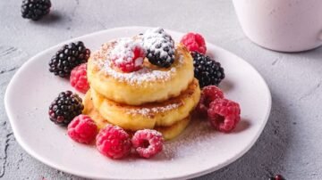 Puszyste placki jogurtowe z jagodami – prosty przepis na słodkie śniadanie