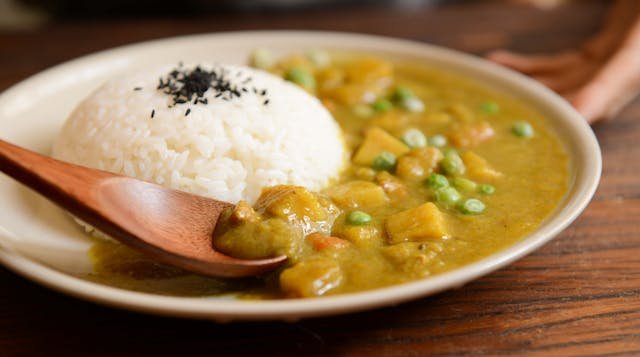 Kurczak w sosie curry – przepis na orientalną klasykę w domowym wydaniu