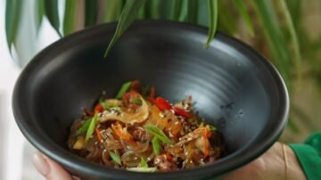 Sałatka z makaronem i szynką – przepis na pożywne danie