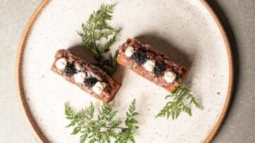 Tatar wołowy – przepis. Klasyka w najlepszym wydaniu