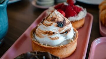 Beza – sztuka lekkości zamknięta w deserze