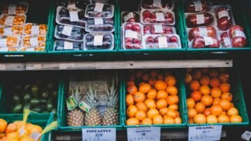 Kradzież w Biedronce w Radomsku – policja publikuje zdjęcie podejrzanego