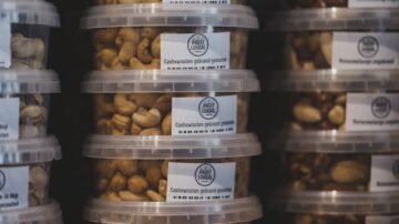 Przedświąteczny szał w Biedronce. „Klient rzucił we mnie orzeszkami”