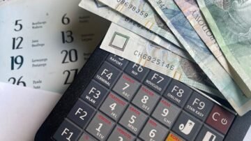 „Tak, pracuję w Biedronce” – nowa kampania bez pudru i bez wstydu