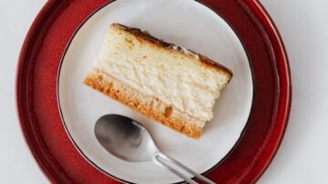 Sernik wiedeński – przepis na klasykę bez spodu, która broni się sama
