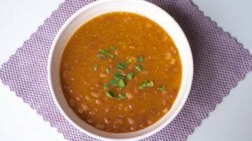Zupa fasolowa – tradycyjny przepis na sycącą klasykę kuchni domowej