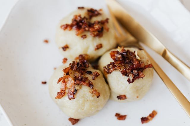 Kartacze z mięsem – tradycyjny przepis na sycące cepeliny