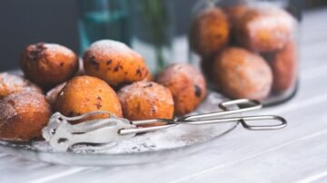 Pączki z serka homogenizowanego – przepis na szybkie pączuszki waniliowe