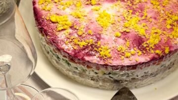 Śledź pod pierzynką – warstwowa sałatka, która zawsze robi wrażenie